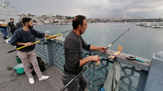Amatör balıkçılar Galata Köprüsü’ne koştu