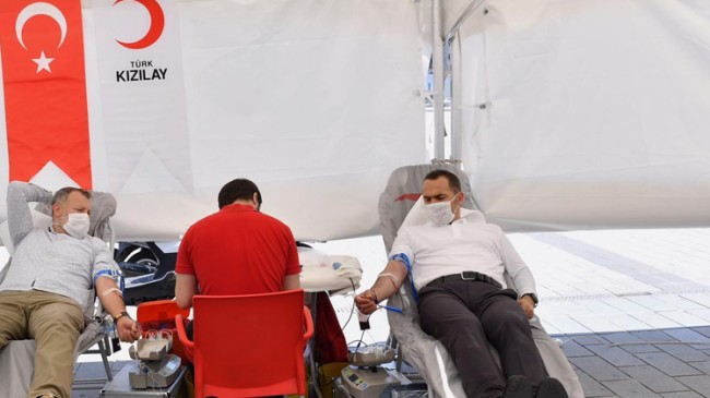 Başkan Yıldız, Türk Kızılayı’nın kampanyasına kan vererek destek oldu