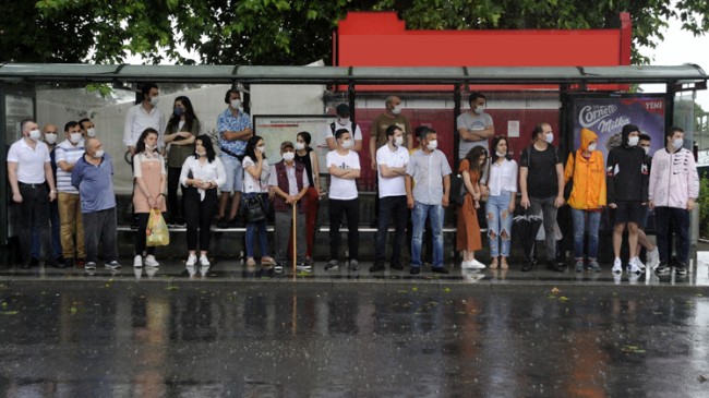 İstanbullular şiddetli yağmura yakalandı