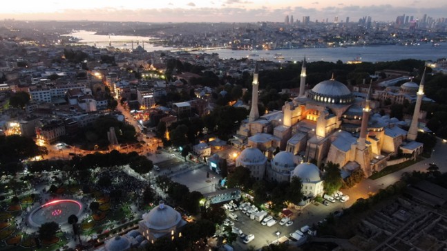 Ayasofya Camii yeniden aydınlatıldı