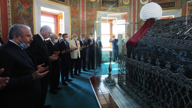 Cumhurbaşkanı Erdoğan, Fatih Sultan Mehmet Han’ın kabrini ziyaret etti