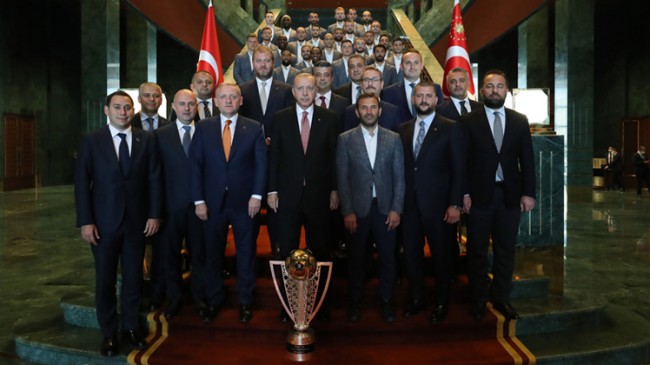 Cumhurbaşkanı Erdoğan, şampiyon Başakşehirspor’u kabul etti