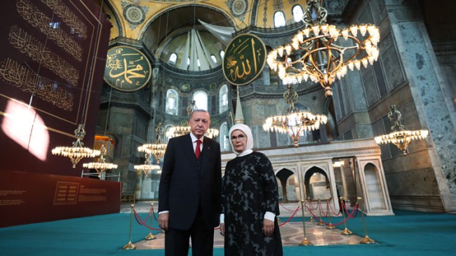 Cumhurbaşkanı Erdoğan ve eşi Emine Erdoğan’dan Ayasofya Camii’ne ziyaret