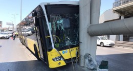 İETT otobüsü metrobüs köprüsüne çarptı