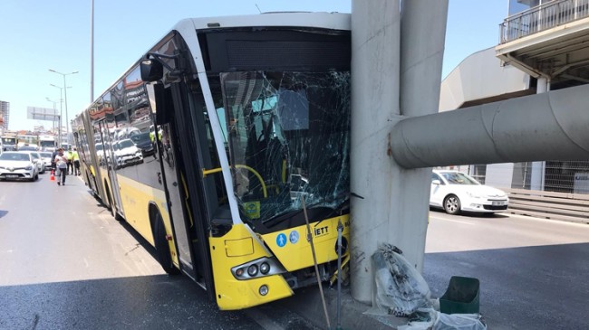 İETT otobüsü metrobüs köprüsüne çarptı