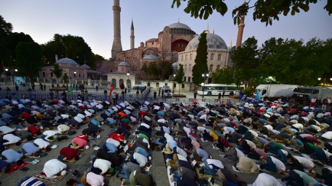 İstanbullu Müslümanlar, Ayasofya Camii’nin önünde akşam namazı kıldı