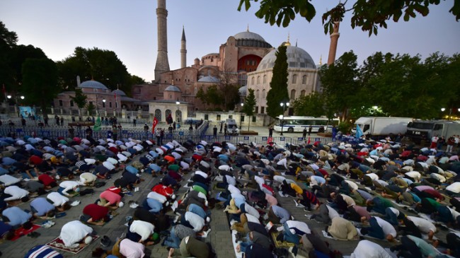 İstanbullu Müslümanlar, Ayasofya Camii’nin önünde akşam namazı kıldı