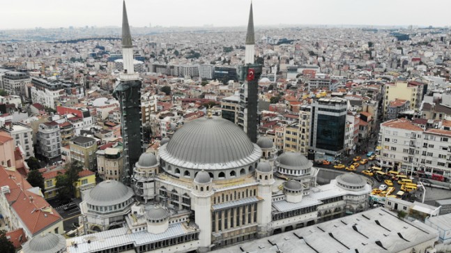 Taksim Camiinde yoğun çalışma sürüyor
