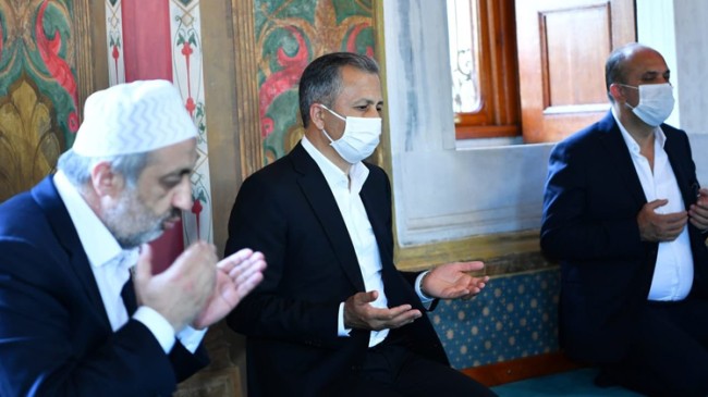 Vali Yerlikaya, Fatih Sultan Mehmet Han’ı kabri başında ziyaret etti