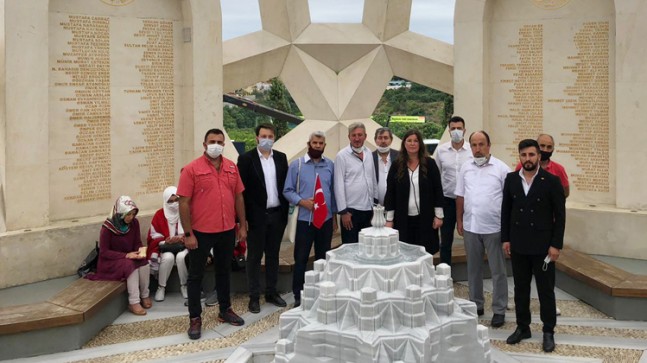 Vatan Yıldızları Vakfı İstanbul Başkanlığı, 15 Temmuz Şehitler Anıtını ziyaret etti