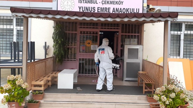 Çekmeköy Belediyesi’nden eğitime hazırlık için okullara dezenfeksiyon