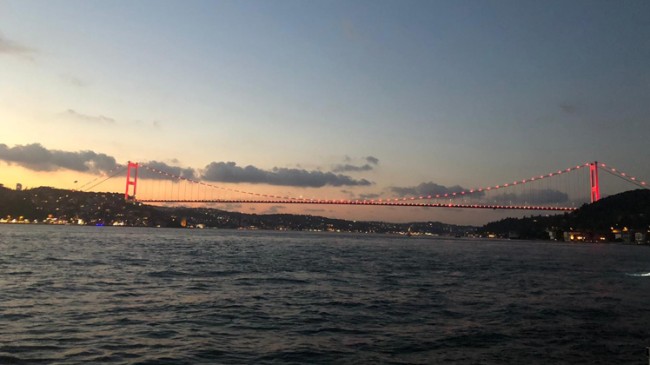 Köprüler “7 Eylül Dünya Duchenne Farkındalık Günü” için kırmızıya büründü