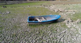 Sazlıdere Barajı’nın halini sandal anlatıyor