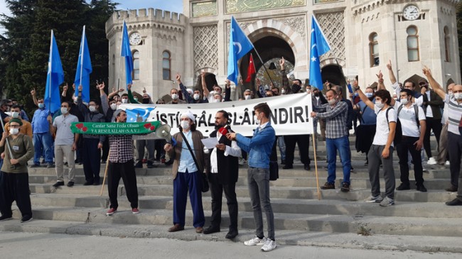 Gavuroğlu gavur Macron, protesto edildi