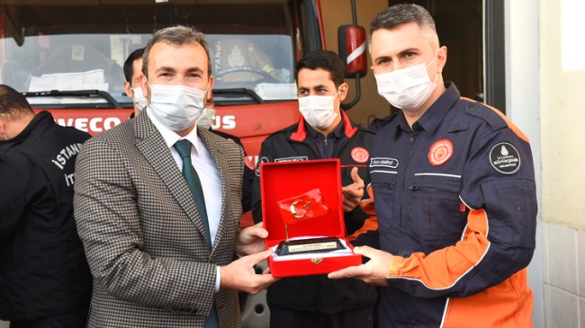 Başkan Ahmet Cin, Elif’i kurtaran İtfaiye erini plaket vererek tebrik etti