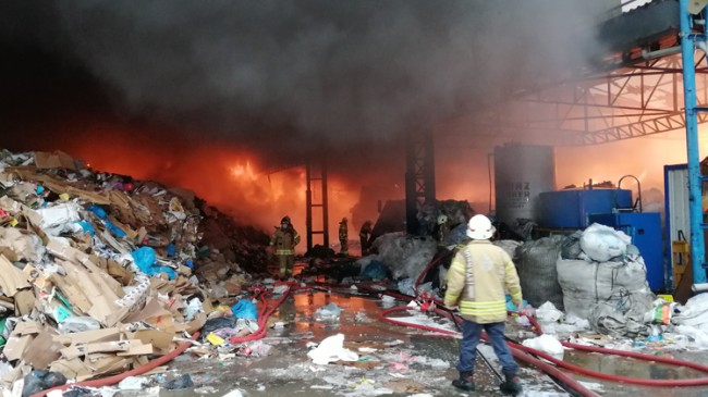 Kartal’da kağıt fabrikası yandı