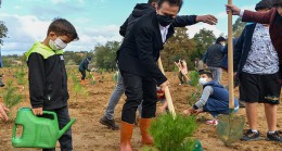 Tuzla Belediyesi’nin öncülüğünde ‘Geleceğe Nefes’ için yüzlerce ağaç dikildi