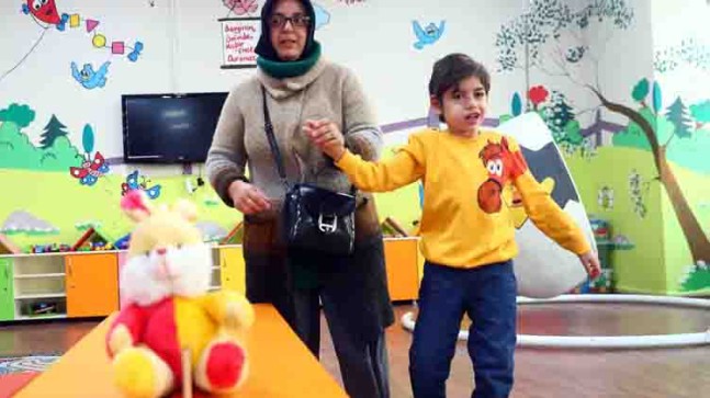 Bağcılar Belediyesi’nin Engelli Sarayı, otizmli ve epilepsi hastası 8 yaşındaki Aras’a şifa oldu