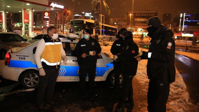 Çekmeköy Belediyesi’nden polisimize karlı ve soğuk havada çorba ikramı