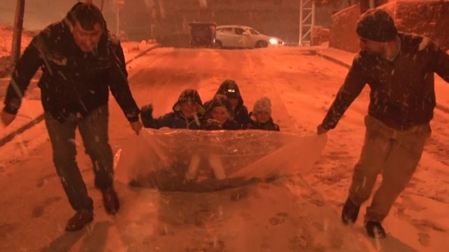 İstanbul’da karın tadını çocuklar çıkarıyor