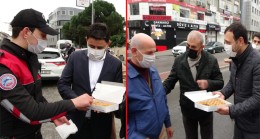 Milletvekilleri Eyüp Özsoy ile Osman Boyraz, Maltepe’de görev yapan polis ekiplerine baklava dağıttı