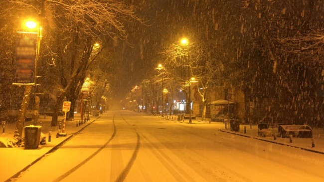 Bağdat Caddesi’nde lapa lapa kar yağıyor