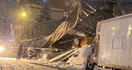 Biriken kardan spor Salonu’nun çatısı çöktü altına araçlar kaldı