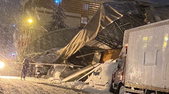 Biriken kardan spor Salonu’nun çatısı çöktü altına araçlar kaldı