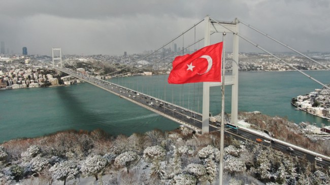 Göklerde Şanlı Türk Bayrağı, yerlerde kar manzaraları