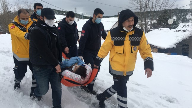 İstanbul’da yollar kapalı olunca hastayı sedyeyle ambülansa taşıdılar