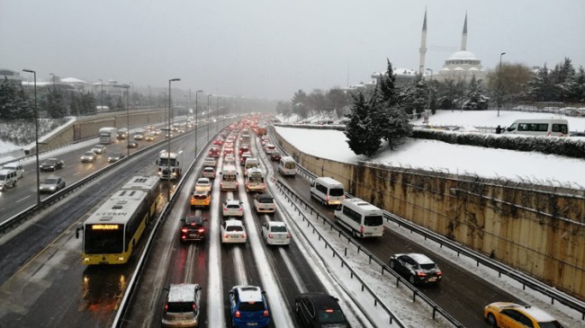 Karlı yollarda trafik yoğunluğu
