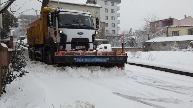 Sultanbeyli Belediyesi’nin kar çalışmaları aralıksız devam ediyor
