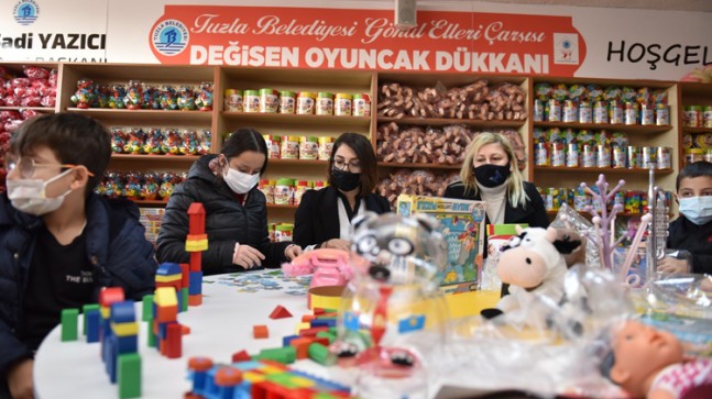 Tuzla Belediyesi’nden çocuklara ‘değişen oyuncak dükkânı’
