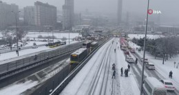 Yoğun kar yağışı karayolunu trafiği kapadı