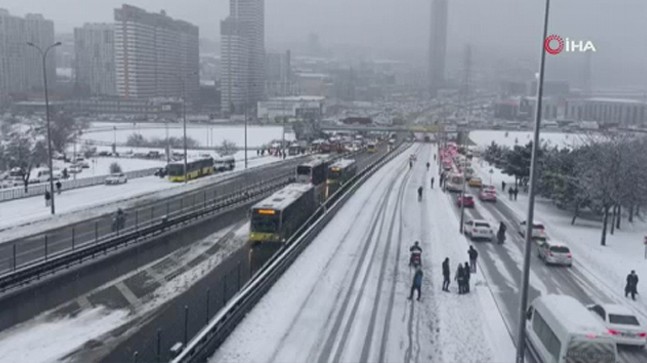 Yoğun kar yağışı karayolunu trafiği kapadı