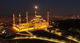 Çamlıca Camii’nin ‘Süper Solucan Ay’ ile muhteşem buluşması