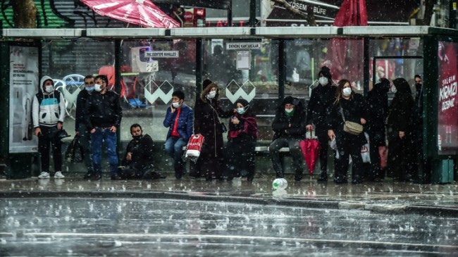 İstanbullular yağmur ve doluya yakalandı