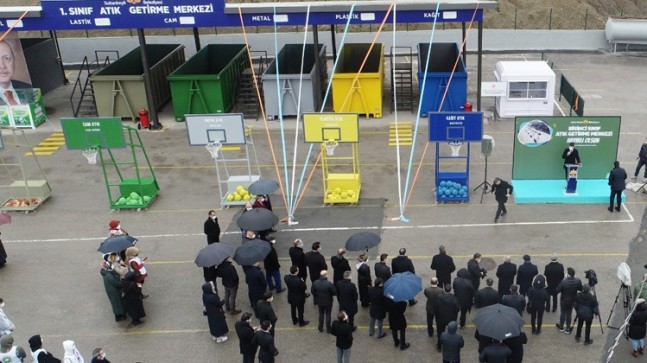 Sultanbeyli Belediyesi’nden sıfır atığa dikkat çekmek için basketbol potaları