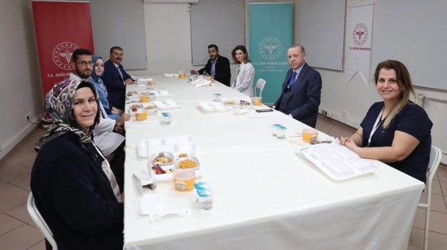 Cumhurbaşkanı Erdoğan, sağlık çalışanlarıyla iftar sofrasında buluştu