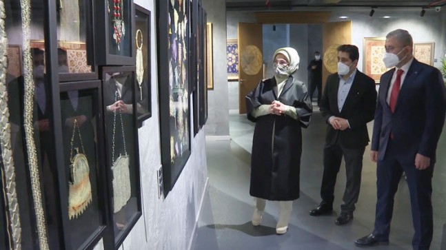 Emine Erdoğan, “Kalbe Dokunan İlmek” sergisini ziyaret etti