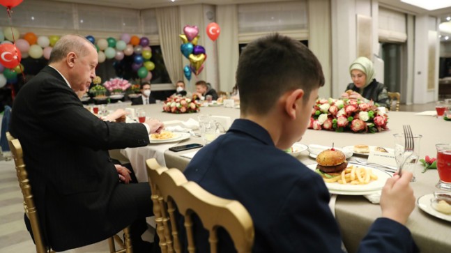 Cumhurbaşkanı Erdoğan, çocuklarla iftar sofrasında buluştu