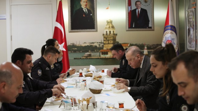 Erdoğan polislerle iftar açtı
