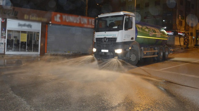Sancaktepe Belediyesi, “Sen mutlu ol ben yaparım” sloganıyla ilçeyi temizliyor