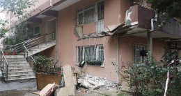 Üsküdar’da beton ve demirleri çürüyen binada balkon çöktü