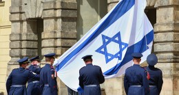 Çekya, Prag kalesine Siyonist katil İsrail bayrağını astı!