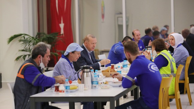 Erdoğan Tuzla’da işçilerle iftar yaptı