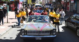 Fatih Belediyesi’nden klasik otomobillerle Anneler Günü korteji