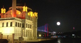 İstanbul semalarında eşsiz ‘Süper Çiçek Kanlı Ay’ görüntüleri