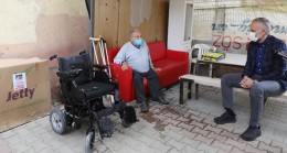 Poyraz, akülü sandalye hediye ettiği engelli vatandaşın heyecanına ortak oldu