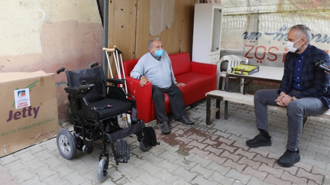Poyraz, akülü sandalye hediye ettiği engelli vatandaşın heyecanına ortak oldu